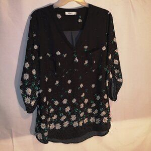 Ricki's Ladies 3/4 Tab Sleeve Black Flowered Pattern Blouse / Tunic